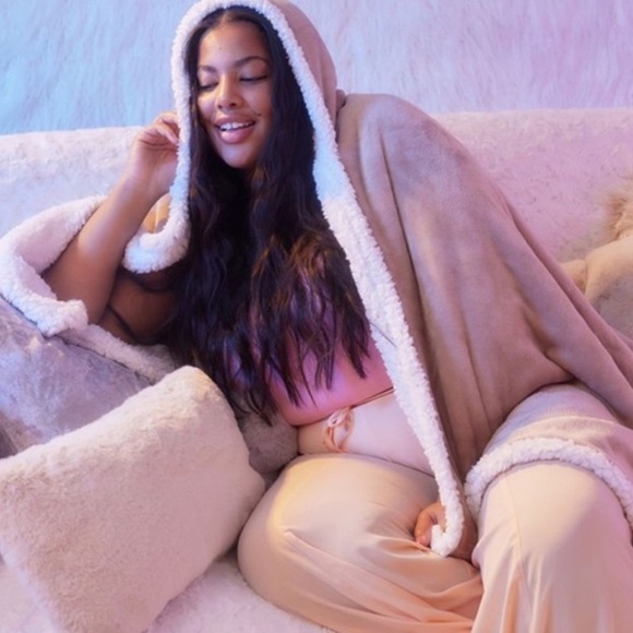 Fab Fit Fun Other - NWT Socialite Hooded Sherpa hooded throw Fab Fit Fun